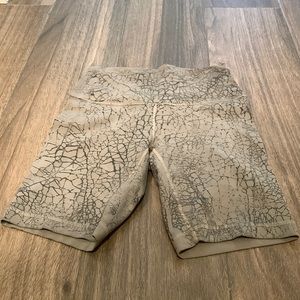 Wunder Train High-Rise Short 8"